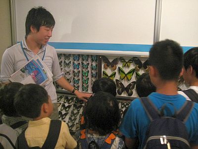 7月29日　小学生グループへの展示解説