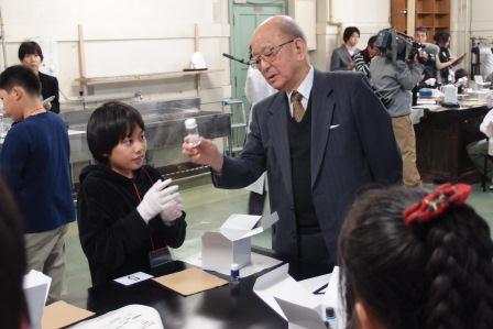 鈴木章名誉教授と小学生との実験イベント「サイエンスパーク in 北海道大学総合博物館」を開催しました。